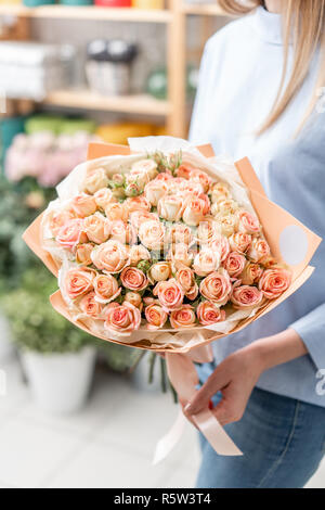 Blumenstrauß in den Händen eines nettes Mädchen. Garten rosa Rosen sprühen. Stockfoto
