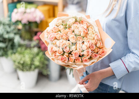 Blumenstrauß in den Händen eines nettes Mädchen. Garten rosa Rosen sprühen. Stockfoto