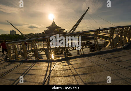 Die Darul Hana Brücke in Kuching ist die einzige Brücke, die verbindet den Norden und den Süden von Kuching im Moment. Stockfoto