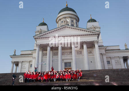 Helsinki, Finnland - 25 November 2018: Ellun Kamut Chor singt auf der Treppe der Kathedrale von Helsinki während der Zeremonie der Weihnachten öffnen von s Stockfoto