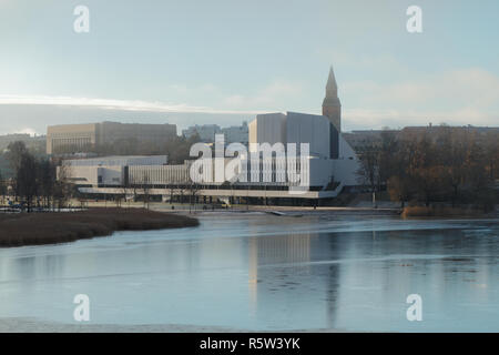 Helsinki, Finnland - 25 November 2018: Stadtbild mit Finlandia Hall in Front. Das Gebäude im Jahr 1971 abgeschlossen wurde, der Kongress Flügel wurde 1973 erbaut Stockfoto