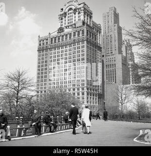 1960, historische, der Frühling in der City und New Yorker sitzen auf Bänken, während andere durch den Central Park, Manhattan, New York, USA, Spaziergang, mit berühmten Wolkenkratzer der Stadt im Hintergrund. Stockfoto