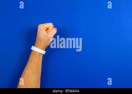 Mockup Vorlage leeres Papier Armband, Armband Mann arm Stockfoto