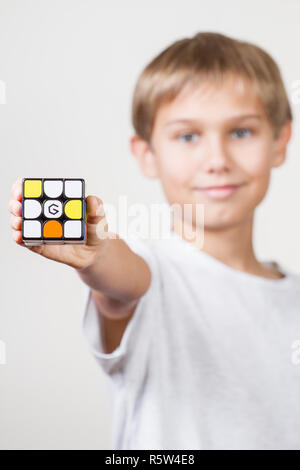 Xiaomi GiiKER magnetische Magic Cube Spielzeug in Kid Hände. Xiaomi ist Chinesische Elektronikkonzern. Stockfoto