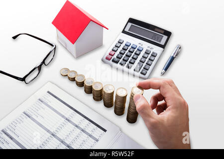 Ansicht der Kaufmann Hand Stapeln Münzen Stockfoto