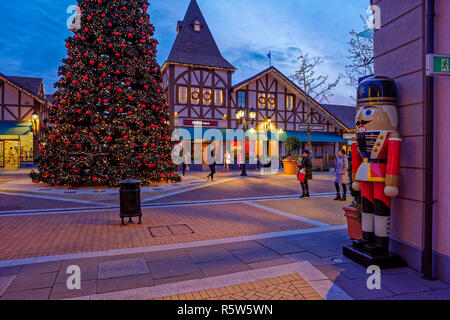 Weihnachtsbaum, McArthurGlen Designer Outlet Mall, Vancouver Airport, Sea Island, Richmond, British Columbia. Stockfoto