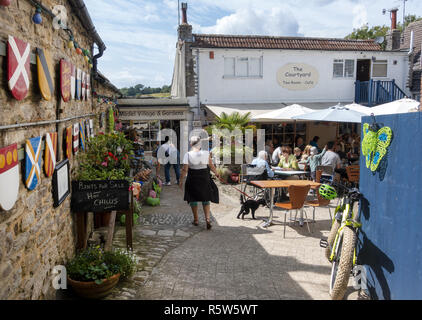 The Courtyard Cafe & Tearoom im Corfe Castle Model Village & Gardens in Corfe Castle, Isle of Purbeck, Dorset, England, Großbritannien Stockfoto