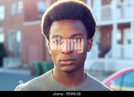 Junger Mann portrait draußen auf der Straße Stadt Hintergrund Stockfoto