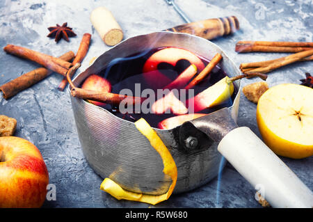 Traditionelle winter Alkohol trinken. Stockfoto