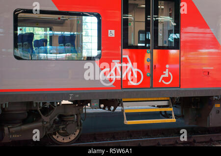 Fahrrad Auto im Zug, die Bezeichnung der Wagen für den Transport von Fahrrädern Stockfoto