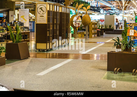 BOLOGNA, Italien - 2. OKTOBER 2018: die Lichter sind erleuchtend Geschäfte an FICO EATALY WELT, das größte agri-food-Park in der Welt Stockfoto