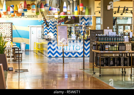 BOLOGNA, Italien - 2. OKTOBER 2018: die Lichter sind erleuchtend Geschäfte an FICO EATALY WELT, das größte agri-food-Park in der Welt Stockfoto