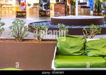 BOLOGNA, Italien - 2. OKTOBER 2018: die Lichter sind erleuchtend Geschäfte an FICO EATALY WELT, das größte agri-food-Park in der Welt Stockfoto