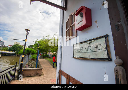 Gebäude und Häuser am Fluss Melaka Stockfoto