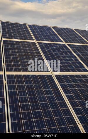 Sonnenkollektoren auf dem Dach Stockfoto