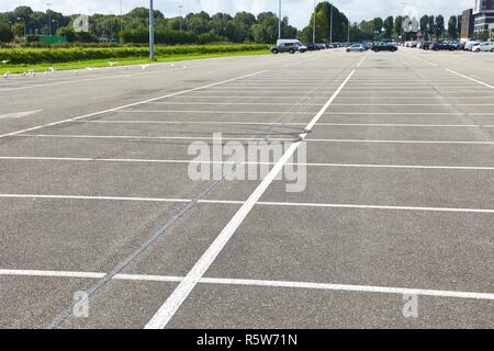 Parkplatz mit leeren Flecken Stockfoto