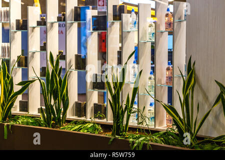 BOLOGNA, Italien - 2. OKTOBER 2018: die Lichter sind erleuchtend Geschäfte an FICO EATALY WELT, das größte agri-food-Park in der Welt Stockfoto