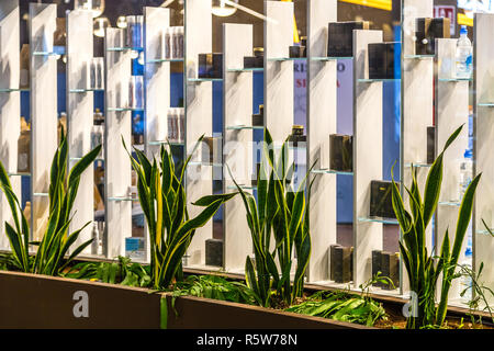 BOLOGNA, Italien - 2. OKTOBER 2018: die Lichter sind erleuchtend Geschäfte an FICO EATALY WELT, das größte agri-food-Park in der Welt Stockfoto