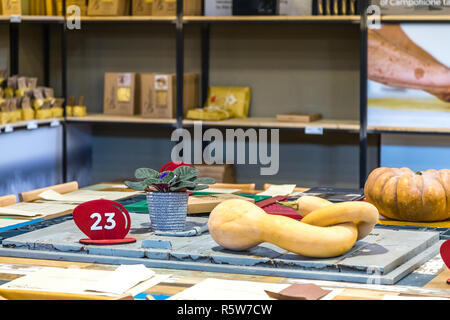 BOLOGNA, Italien - 2. OKTOBER 2018: Lichter erleuchten Shop bei FICO EATALY Welt sind, die größte agri-food-Park in der Welt Stockfoto