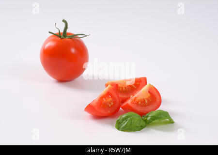 ganze und geschnittene Tomaten Stockfoto