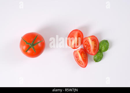 ganze und geschnittene Tomaten Stockfoto