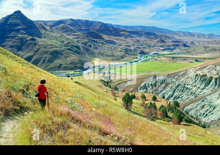 42,891.03391 Frau wandern hohe Wüste Hang, Blue Basin Trail, John Tag River Valley, JD Fossil Beds Natl Mon, Sheep Creek, unterfoehring, Oregon Stockfoto