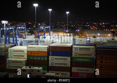 Container am Kai von Santa Marta Kolumbien bei Nacht Stockfoto