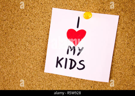 Ich liebe meine Kinder Konzept mit bunten Schreiben auf Cork board Hintergrund Stockfoto