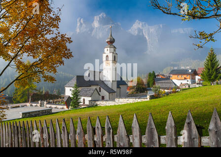 Pfarrkirche St. Vigilius in Kolfuschg, Dolomiten, Italien Stockfoto
