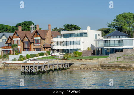 Poole Dorset Großbritannien - 20. Oktober 2018: Luxuriöses, modernes Haus an Sandbänken Poole Stockfoto