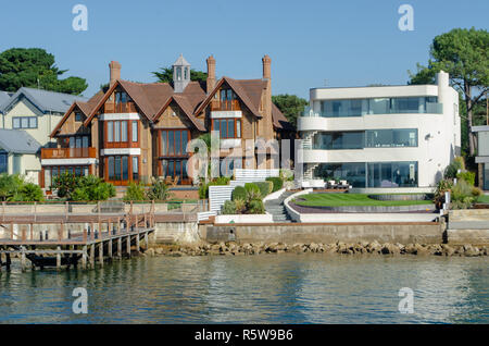 Poole Dorset Großbritannien - 20. Oktober 2018: Luxuriöses, modernes Haus neben älteren Haus auf Sandbänken Poole Stockfoto