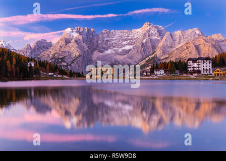 Sonnenaufgang über Misurina See, Misurina, Dolomiten, Italien Stockfoto