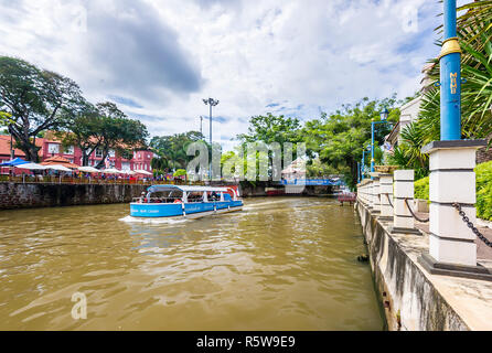 Die Melaka River Kreuzfahrt ist eine gute Möglichkeit die Sehenswürdigkeiten von Melaka in gemächlichem Tempo zu sehen, in der Komfort und ohne die Bank zu brechen. Stockfoto