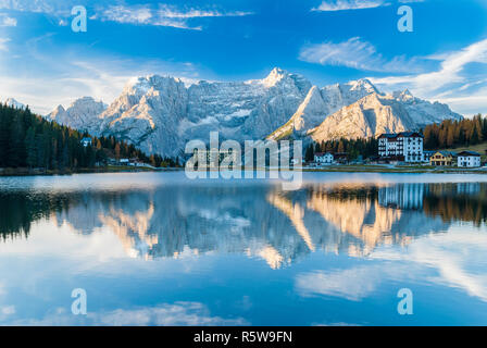 Sonnenaufgang über Misurina See, Misurina, Dolomiten, Italien Stockfoto