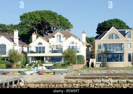 Poole Dorset Großbritannien - 20 Oktober 2018: Luxus neue Häuser auf Sandbänken Poole Stockfoto