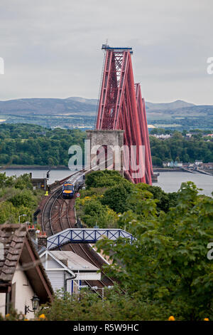 Ein scotrail Klasse 170 turbostar Zug an der North Queensferry, Verlassen der Forth Rail Bridge in Richtung Norden. Stockfoto