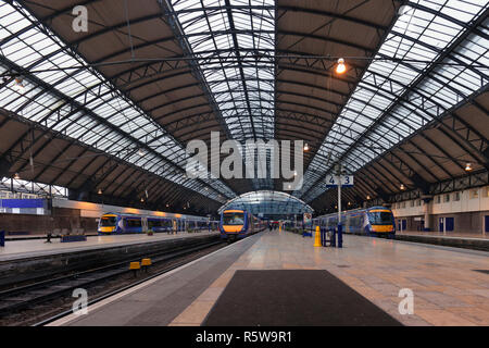Glasgow Queen Street Bahnhof mit scotrail Klasse 170 turbostar Züge 170425 / 170409 / 170453 Stockfoto