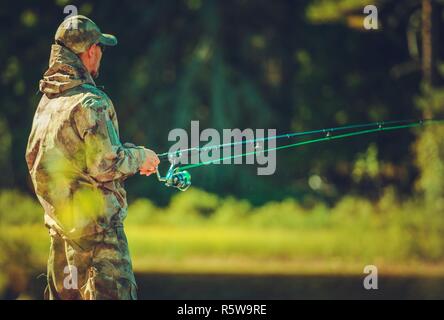 Angeln Männer auf dem Fluss Ufer Fliegen. Freizeit Thema. Stockfoto