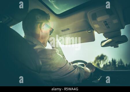 Männer hinter dem Steuer. Kaukasische Männer fahren moderne Fahrzeug. Automotive Thema. Stockfoto