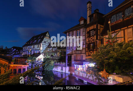 Panorama der Traditionellen elsässischen Fachwerkhäuser und Fluss Lauch in kleine Venedig Viertel, Altstadt von Colmar, Elsass, Frankreich Stockfoto