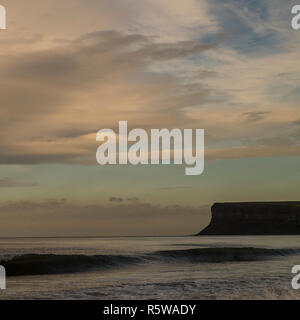 Jagd Cliff & Dramatischer Himmel in saltburn, Großbritannien Stockfoto