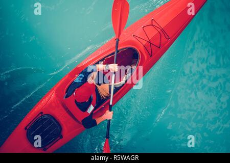 Türkisfarbenen See Kajak Tour. Kajaker auf dem Wasser von oben. Stockfoto