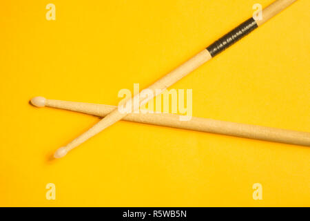 Verwendet Drumsticks auf gelbem Hintergrund Stockfoto