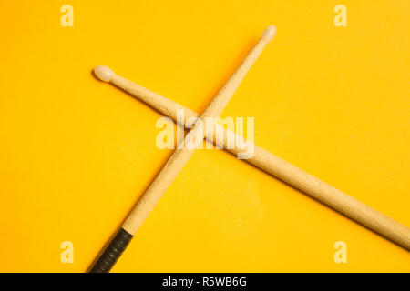 Verwendet Drumsticks auf gelbem Hintergrund Stockfoto