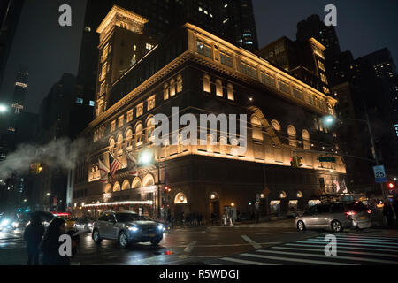 Die Carnegie Hall ist die denkmalgeschützte Veranstaltungsort an der Ecke der 7. Avenue und 57th Street, in Midtown Manhattan. Es eröffnet im Jahr 1891. Stockfoto