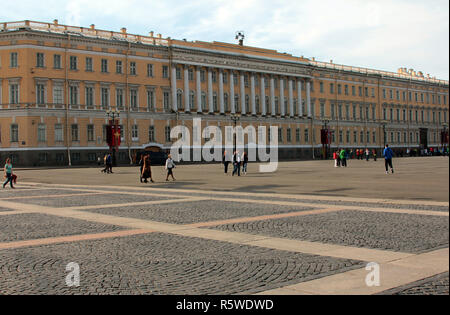 Dies ist ein Abschnitt des Gebäudes, das auf den Schlossplatz in St. Petersburg, Russland sitzt. Es ist jetzt ein Übertritt von der Eremitage und Häuser des 19. und 20. Jahrhunderts Gemälde. Stockfoto