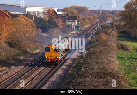 Network Rail die Behandlung des Schienenkopfes Zug passiert die mechanische Stellwerk und Signale an Welton, geschleppt von Vintage Direct Rail Services 20 Loks Stockfoto