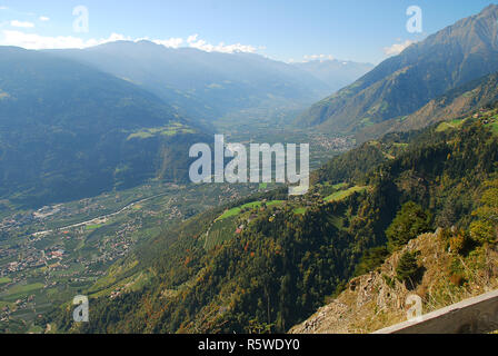 Panorama Aussicht auf Täler und Berge (Texel Gruppe) in den italienischen Alpen an der Seilbahn Hochmuth (Meran, Südtirol, Italien) Stockfoto
