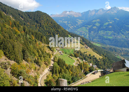 Panorama Aussicht auf Täler und Berge (Sarntaler Alpen) in den italienischen Alpen an der Seilbahn Hochmuth (Meran, Südtirol, Italien) Stockfoto