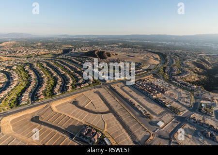 Luftaufnahme von Expansion in der Stadt Los Angeles. Neue Nachbarschaft im Bau der Porter Ranch Bereich des San Fernando Valley. Stockfoto